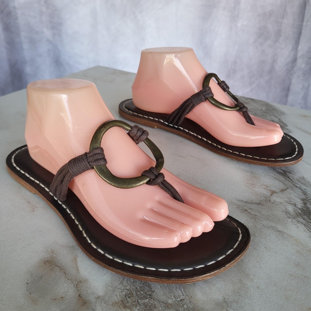 Vintage Bernardo Sandals Womens Size 9 Brown Leather Thong Medallion Slip On